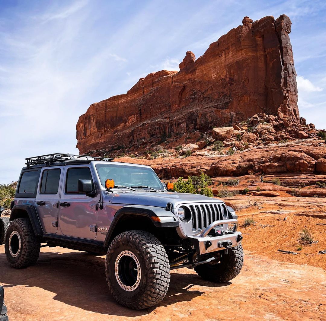 JL/JT Aluminum Front Bumper - Featherweight Series (Stubby)